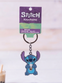 Llavero de metal Stitch tomando bebida