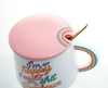 Taza Arcoiris I'm So Happy con cuchara y tapa posavaso