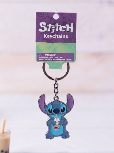 Llavero de metal Stitch tomando bebida