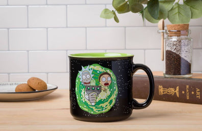 Taza Rick and Morty Saliendo del Portal